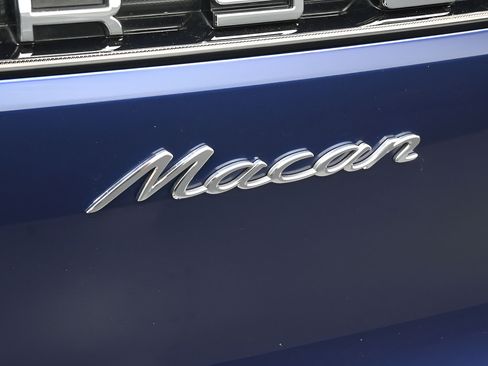 Certified 2025 Porsche Macan AWD/4WD image 9