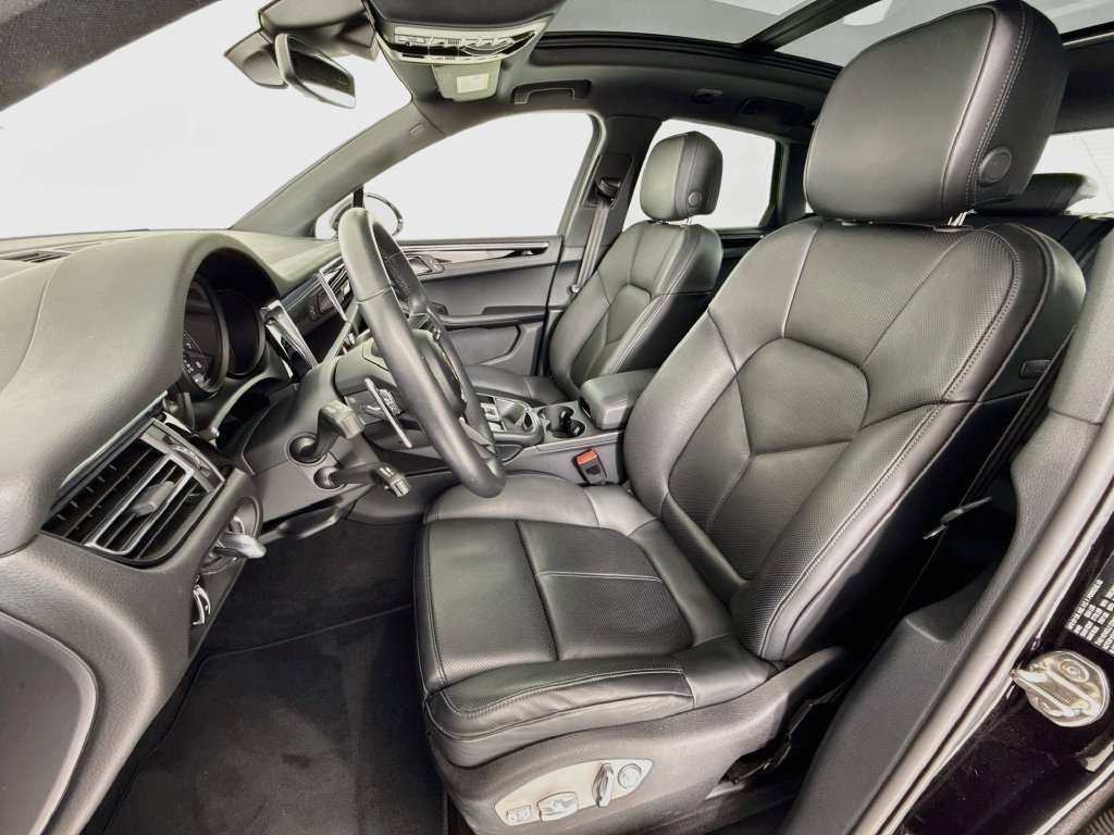 Certified 2025 Porsche Macan AWD/4WD image 5
