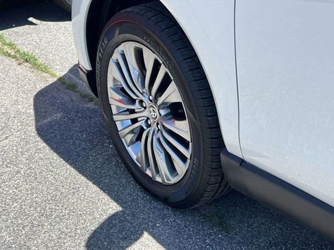 Used 2021 Toyota Venza XLE image 21