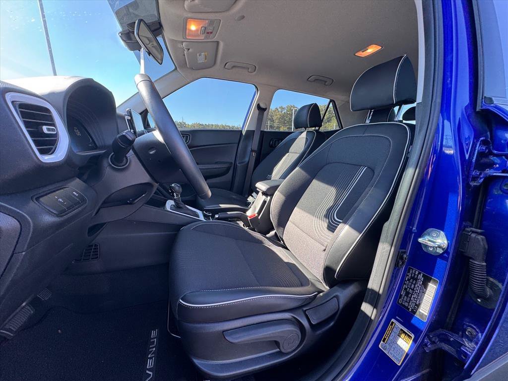 Used 2025 Hyundai Venue Limited FWD image 14
