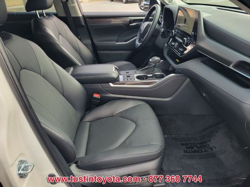 Used 2023 Toyota Highlander Limited FWD image 17
