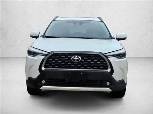 Used 2023 Toyota Corolla Cross XLE w/ Convenience Package FWD image 2