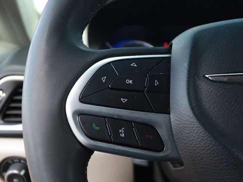 Used 2024 Chrysler Pacifica Touring-L FWD image 11