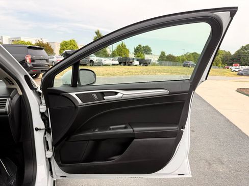Used 2019 Ford Fusion SE FWD image 19