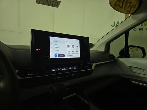 Used 2025 Toyota Sienna LE w/ LE Plus Package FWD image 23