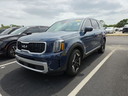 Certified 2023 Kia Telluride EX w/ EX Captain's Chair Package FWD image 5