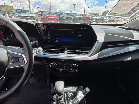 Used 2025 Chevrolet Trax ACTIV w/ Sunroof Package FWD image 19