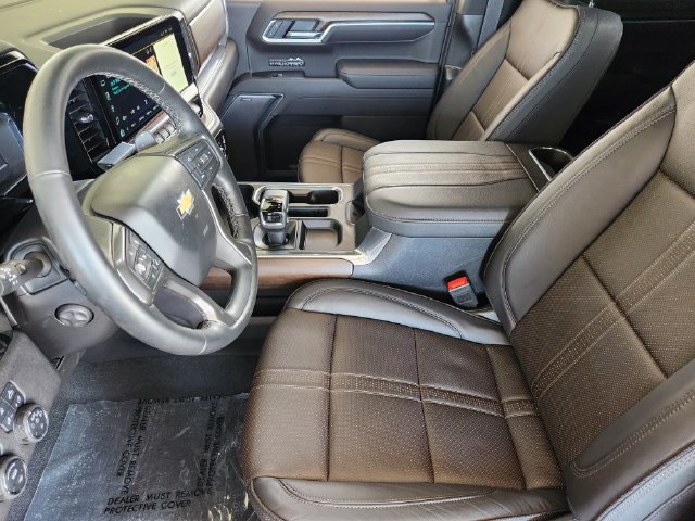 Used 2025 Chevrolet Silverado 1500 High Country w/ High Country Premium Package AWD/4WD image 3