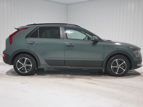 Used 2023 Kia Niro EX image 4