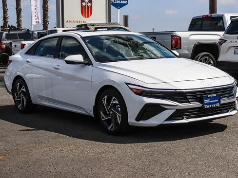 Used 2025 Hyundai Elantra Limited FWD image 3