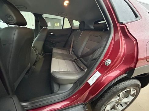 Used 2025 Chevrolet Trax LT w/ LT Convenience Package image 15