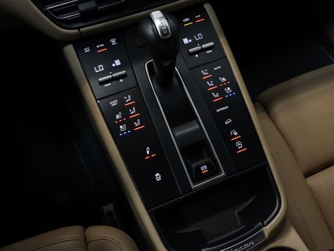 Certified 2024 Porsche Macan S AWD/4WD image 31