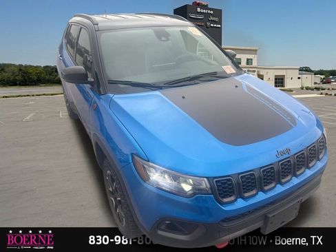 Used 2025 Jeep Compass Trailhawk image 8
