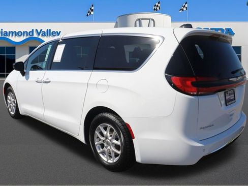 Used 2025 Chrysler Pacifica Select image 4