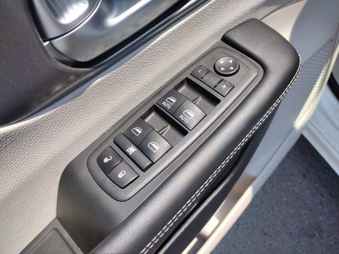 Used 2024 Chrysler Pacifica Touring-L image 13