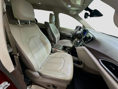 Used 2019 Chrysler Pacifica Touring-L Plus w/ Advanced Safetytec Group FWD image 34