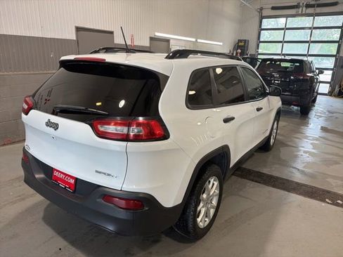 Used 2017 Jeep Cherokee Sport FWD image 3