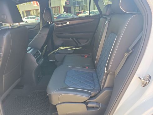 Used 2024 Volkswagen Atlas Cross Sport SEL Premium R-Line image 17