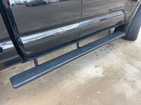 Used 2022 Toyota Tacoma TRD Sport image 3