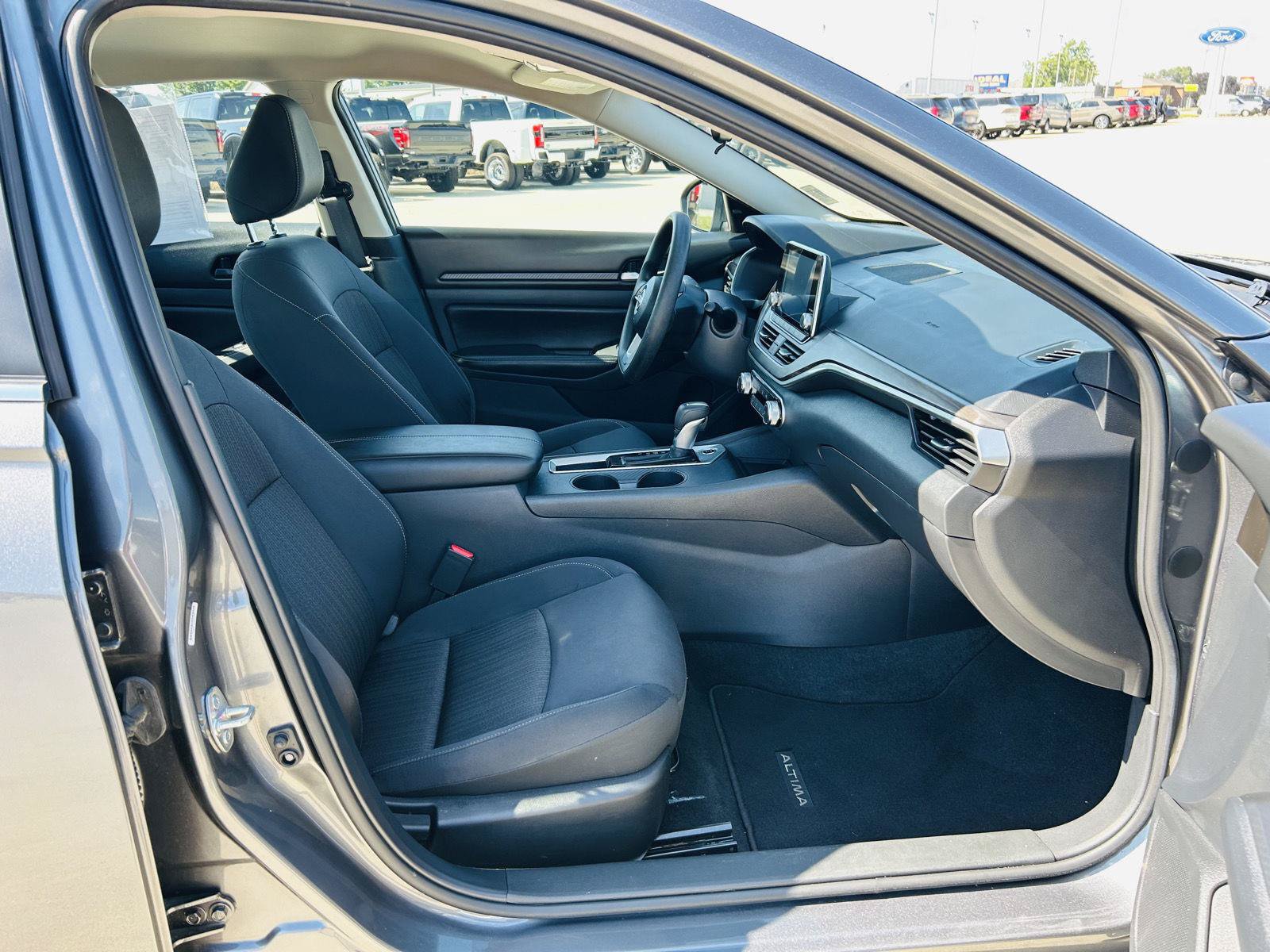 Used 2025 Nissan Altima 2.5 SV FWD image 28