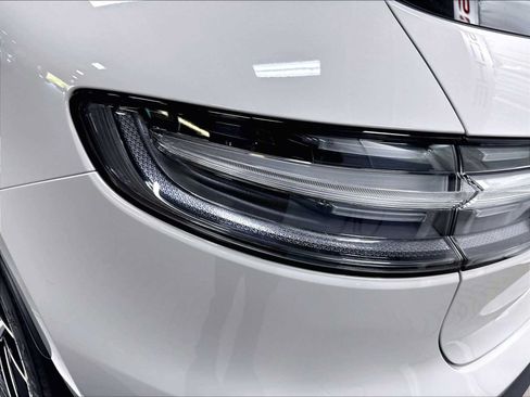 Used 2025 Porsche Macan AWD/4WD image 34