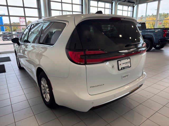 Used 2023 Chrysler Pacifica Touring-L FWD image 43