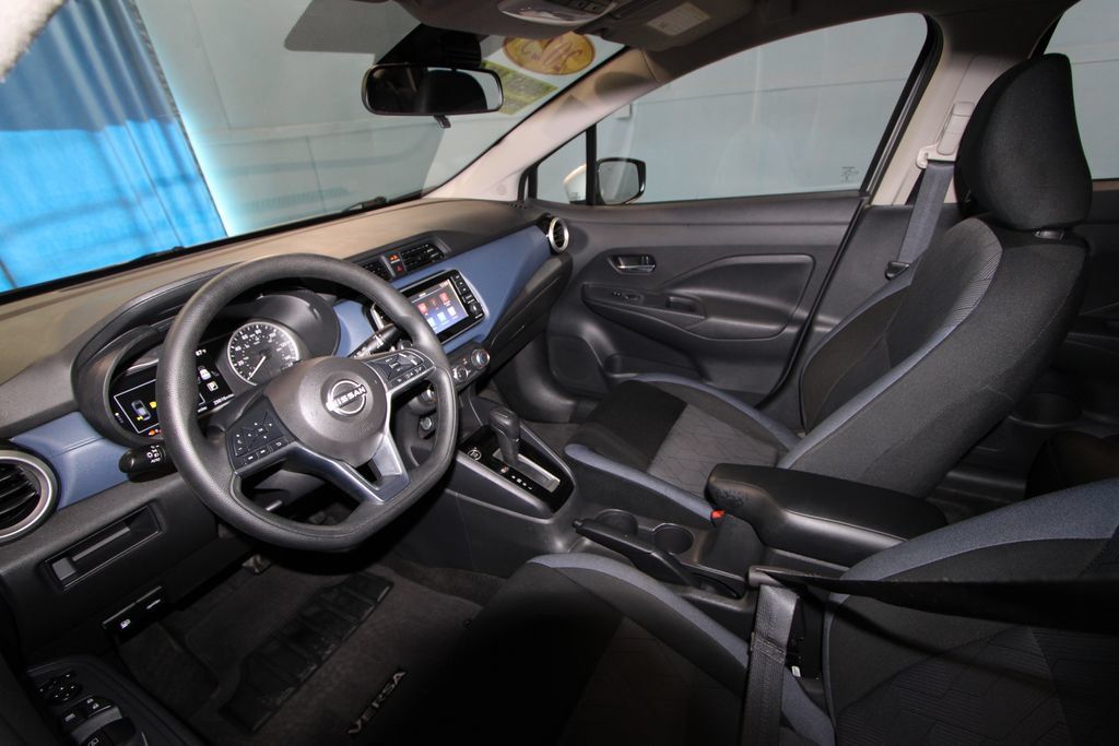 Used 2025 Nissan Versa SV FWD image 2