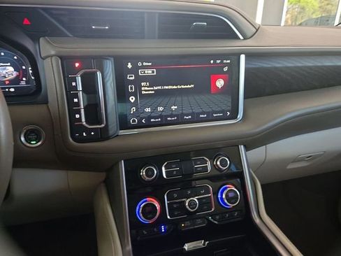 Used 2022 GMC Yukon Denali w/ Denali Premium Package image 9