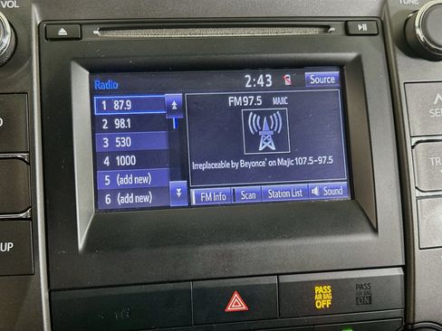 Used 2017 Toyota Camry SE FWD image 19