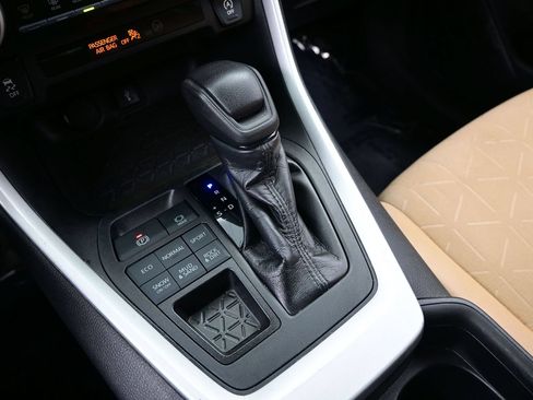 Used 2021 Toyota RAV4 XLE AWD/4WD image 20