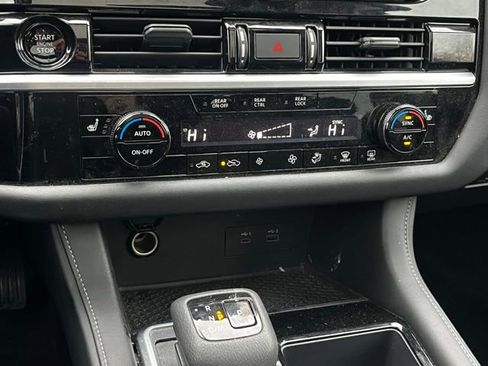 Used 2025 Nissan Pathfinder SV w/ SV Premium Package image 27