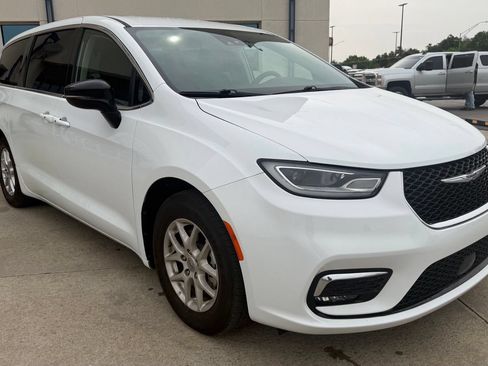 Used 2024 Chrysler Pacifica Touring-L FWD image 5