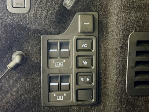 Used 2024 Land Rover Discovery Metropolitan Edition image 14