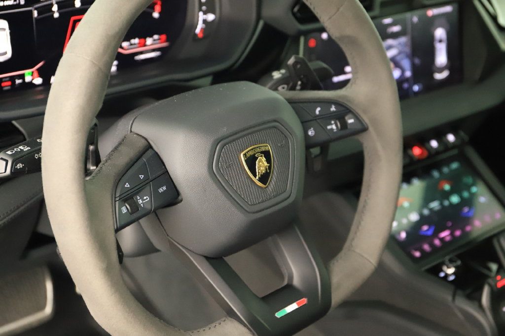 Used 2025 Lamborghini Urus SE AWD/4WD image 16