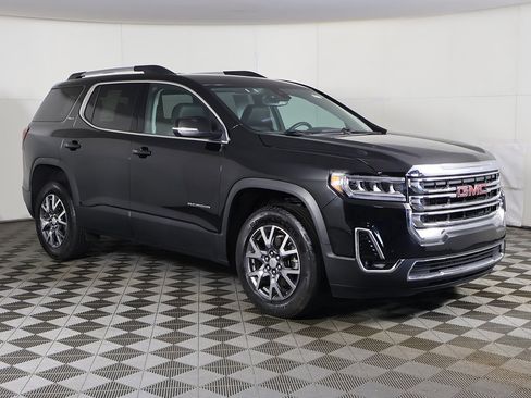 Used 2023 GMC Acadia SLT image 2