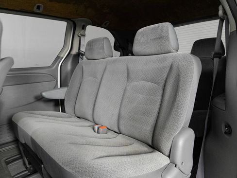 Used 2006 Chrysler Town & Country LX image 19