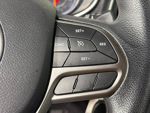 Used 2019 Jeep Cherokee Latitude w/ Popular Appearance Group FWD image 25