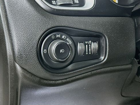 Used 2018 Jeep Renegade Latitude w/ UConnect 8.4 Nav Group FWD image 10