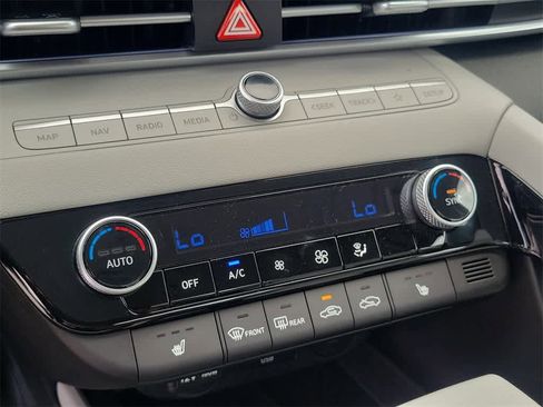 New 2025 Hyundai Elantra Limited image 28