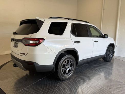 Used 2025 Honda Pilot TrailSport image 10