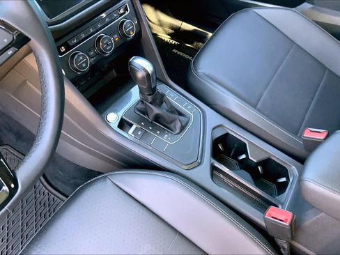 Used 2020 Volkswagen Tiguan SEL image 17