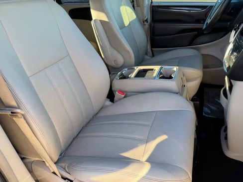 Used 2013 Chrysler Town & Country Touring-L w/ Driver Convenience Group image 11
