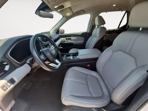 Used 2025 Honda Pilot EX-L image 9