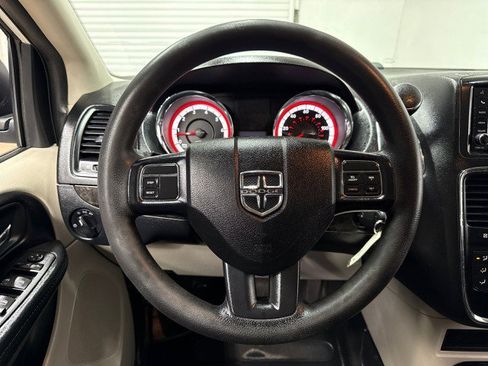 Used 2019 Dodge Grand Caravan SE FWD image 19