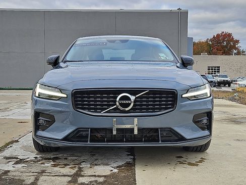 Certified 2022 Volvo S60 B5 Momentum w/ Premium Package image 2