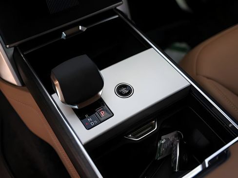 Used 2025 Land Rover Range Rover Autobiography AWD/4WD image 17