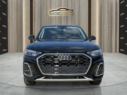 Used 2024 Audi Q5 e Premium w/ Convenience Package image 3