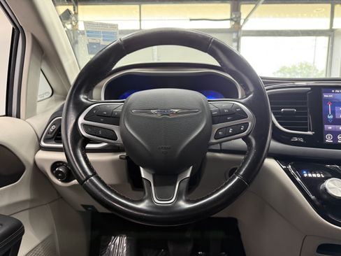 Used 2018 Chrysler Pacifica Touring-L w/ Advanced Safetytec Group FWD image 11