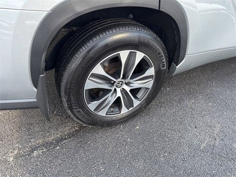 Used 2023 Toyota Highlander XLE image 7