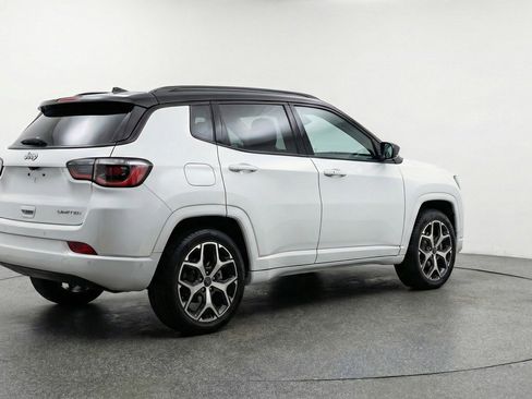 Used 2025 Jeep Compass Limited image 9